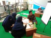 Santri Mengikuti Kegiatan Ekstrakulikuler Di Ruangan Perpustakaan 